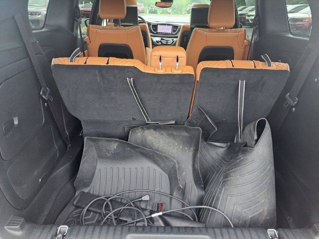 Used 2023 Chrysler Pacifica Pinnacle FWD image 33
