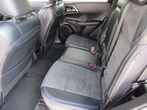 Used 2024 Mitsubishi Outlander SE image 12