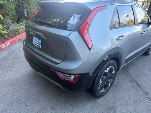 Certified 2023 Kia Niro Wave w/ Wave Preserve Package FWD image 4