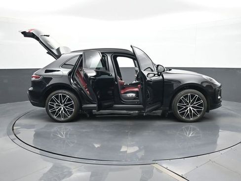 Certified 2024 Porsche Macan AWD/4WD image 34