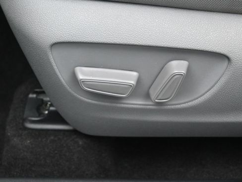 Used 2023 Toyota Highlander L FWD image 10