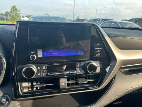 Used 2023 Toyota Highlander LE FWD image 7