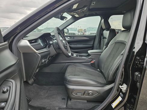 New 2025 Jeep Grand Cherokee Altitude image 9