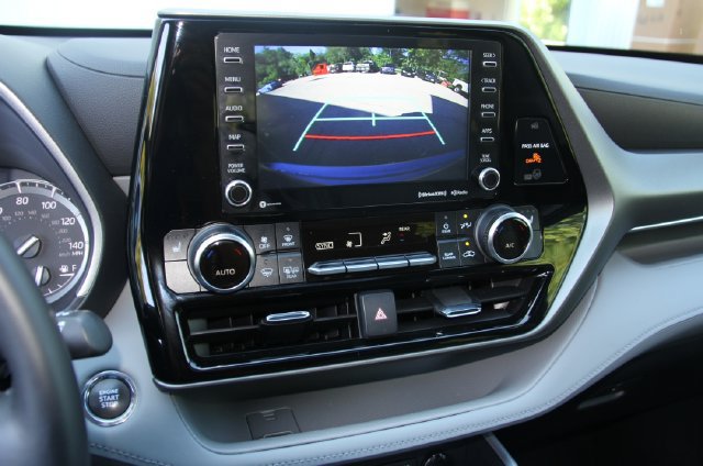 Used 2022 Toyota Highlander XLE AWD/4WD image 28