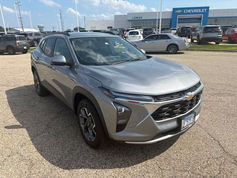 Used 2025 Chevrolet Trax LT w/ LT Convenience Package FWD image 2