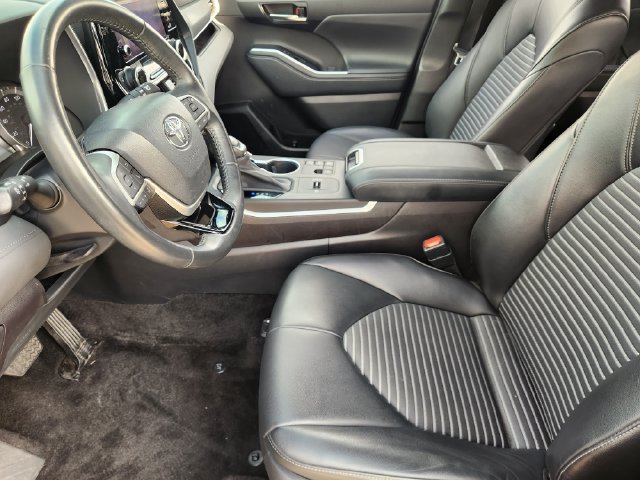 Used 2023 Toyota Highlander XSE FWD image 9
