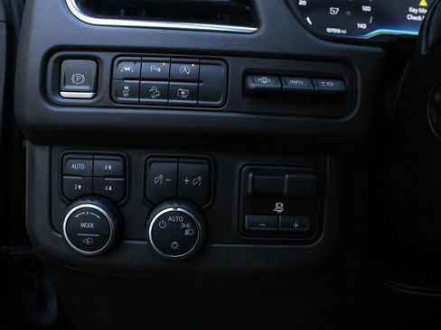 Used 2023 Chevrolet Suburban High Country AWD/4WD image 28