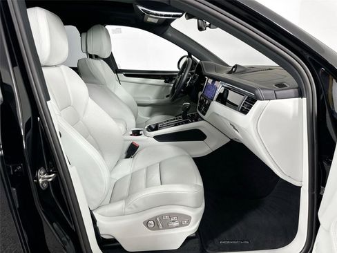 Certified 2024 Porsche Macan AWD/4WD image 21
