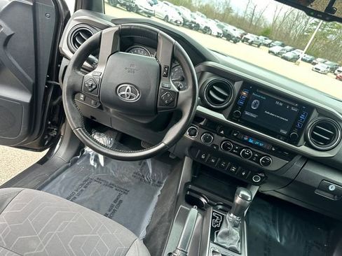 Used 2016 Toyota Tacoma TRD Off-Road w/ Premium & Technology Package image 19