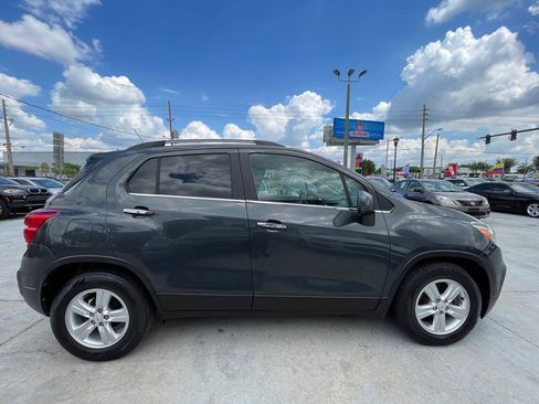 Used 2018 Chevrolet Trax LT w/ LT Convenience Package FWD image 3