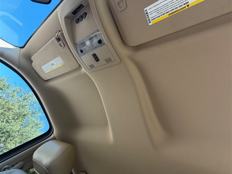 Used 2011 GMC Yukon XL SLT w/ SLT-2 Equipment Package AWD/4WD image 18
