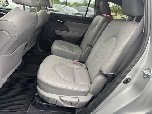 Used 2021 Toyota Highlander XLE AWD/4WD image 16