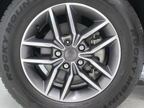 Used 2020 Jeep Grand Cherokee Laredo w/ Laredo X Package RWD image 37
