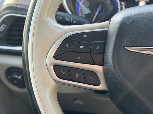 Used 2019 Chrysler Pacifica Limited w/ Advanced Safetytec Group FWD image 17