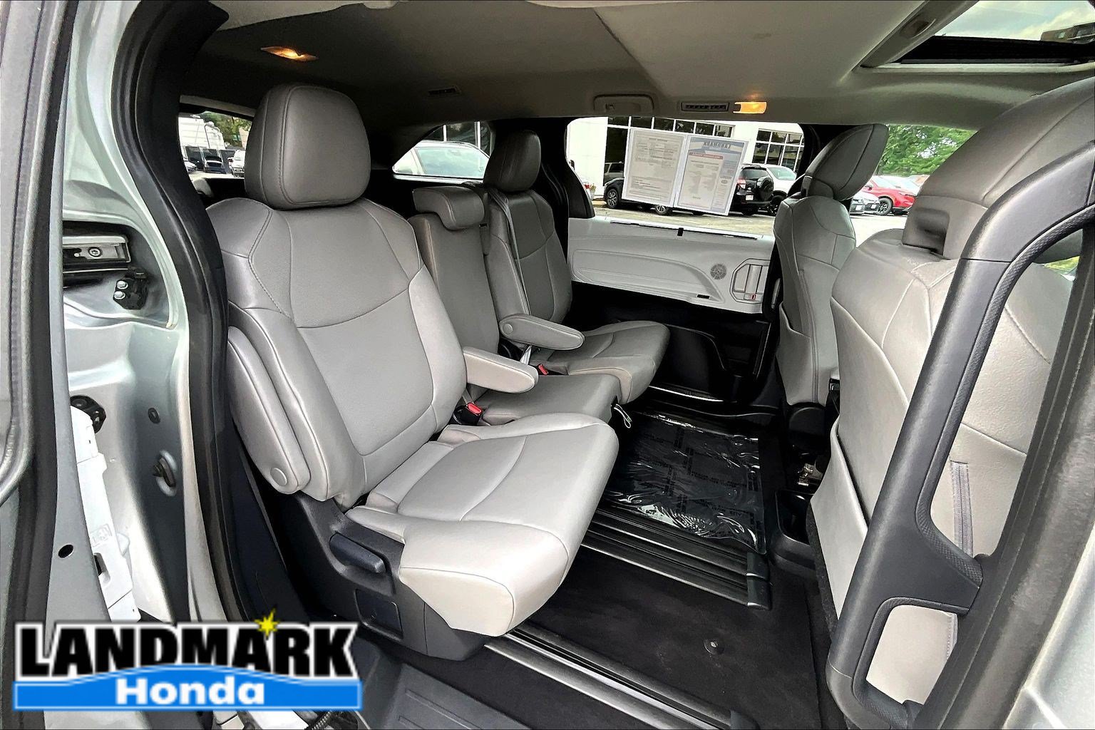 Used 2025 Toyota Sienna XLE FWD image 29