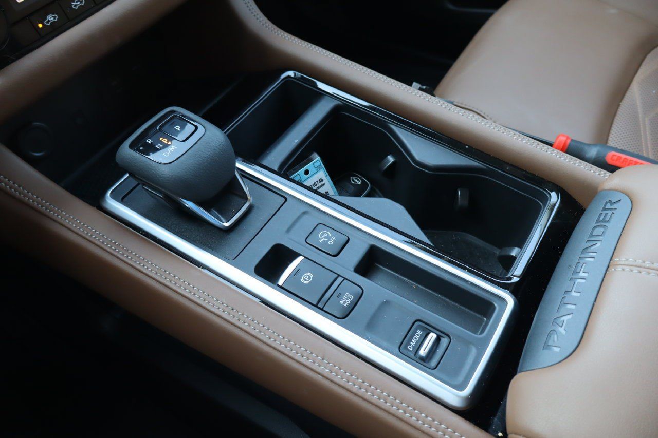 Used 2025 Nissan Pathfinder Platinum w/ Black Appearance Package FWD image 29