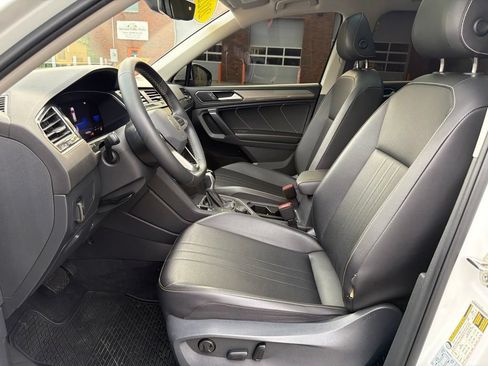 Used 2022 Volkswagen Tiguan SE w/ Panoramic Sunroof Package AWD/4WD image 15
