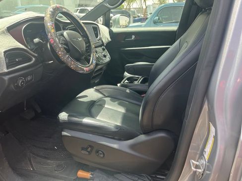 Used 2020 Chrysler Pacifica Touring-L FWD image 7