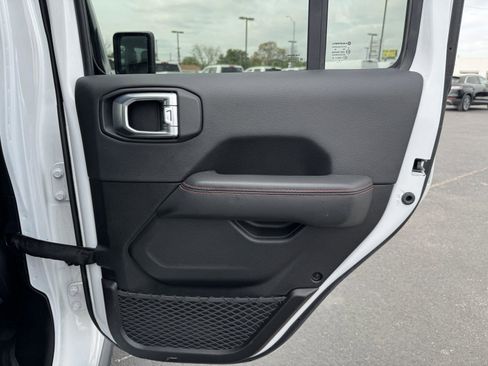Used 2024 Jeep Gladiator Rubicon w/ Technology Group AWD/4WD image 37