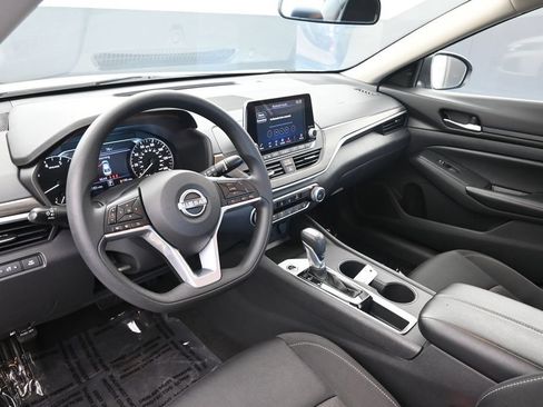 Used 2025 Nissan Altima 2.5 SV FWD image 18