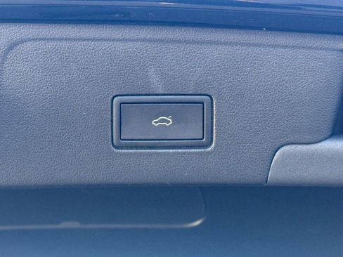 Used 2025 Volkswagen Atlas Cross Sport SE image 22