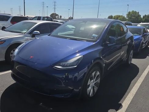 Used 2023 Tesla Model Y Long Range AWD/4WD image 1