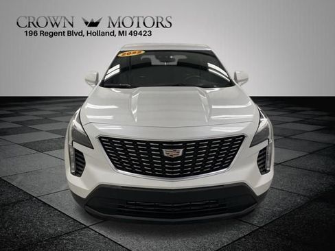 Used 2022 Cadillac XT4 Luxury w/ Cold Weather Package AWD/4WD image 2