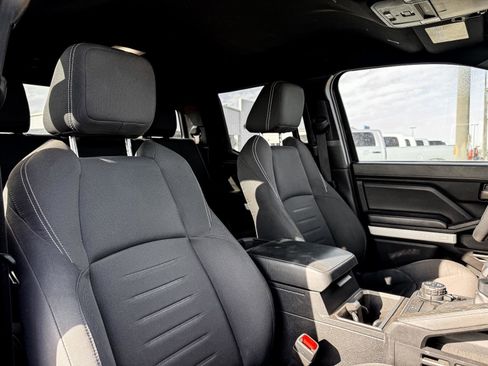 Used 2024 Toyota Tacoma 4x4 Double Cab image 9