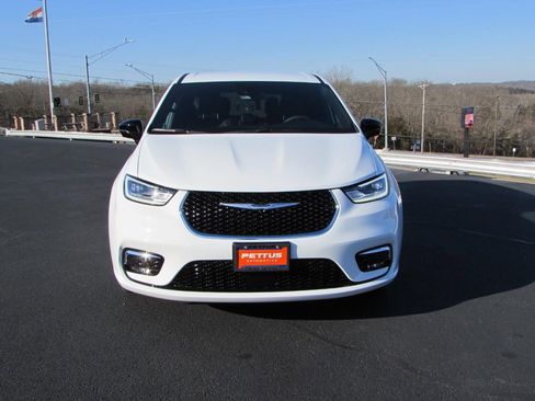 New 2026 Chrysler Pacifica Select image 2