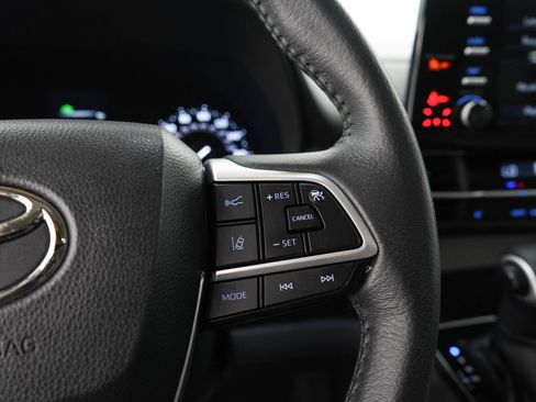 Used 2022 Toyota Sienna XLE AWD/4WD image 25