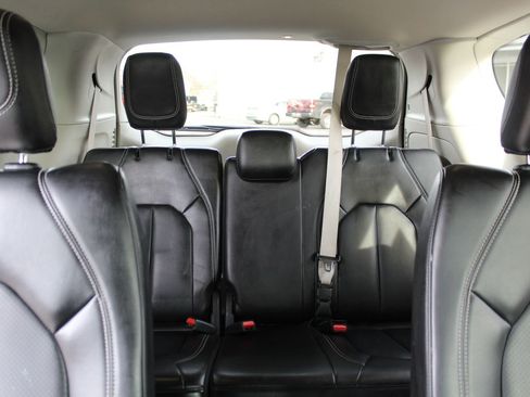 Used 2023 Chrysler Pacifica Touring-L image 15