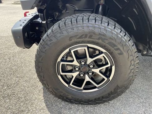 Used 2024 Jeep Gladiator Rubicon AWD/4WD image 10