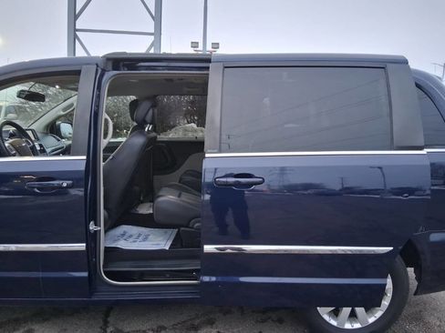 Used 2013 Chrysler Town & Country Touring image 8