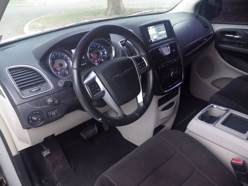 Used 2011 Chrysler Town & Country Touring FWD image 8