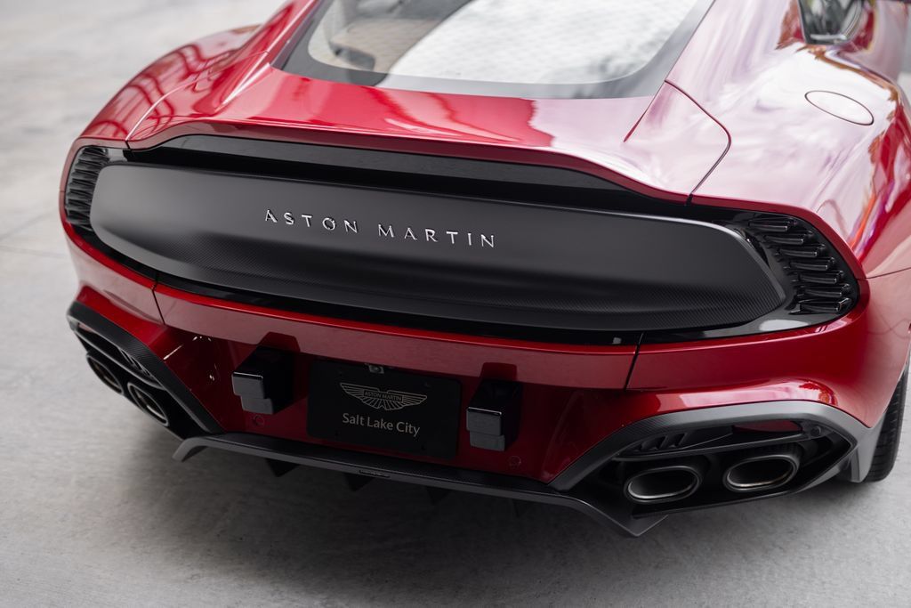 Used 2025 Aston Martin Vanquish RWD image 10