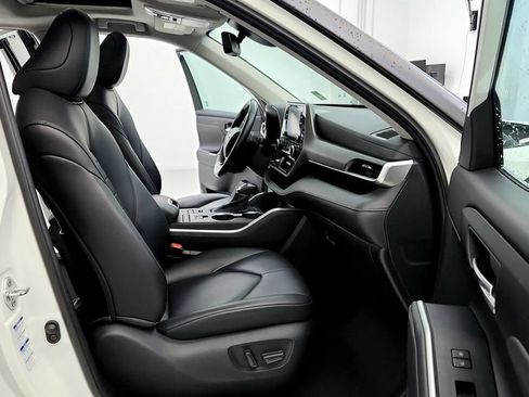 Used 2021 Toyota Highlander XLE AWD/4WD image 17