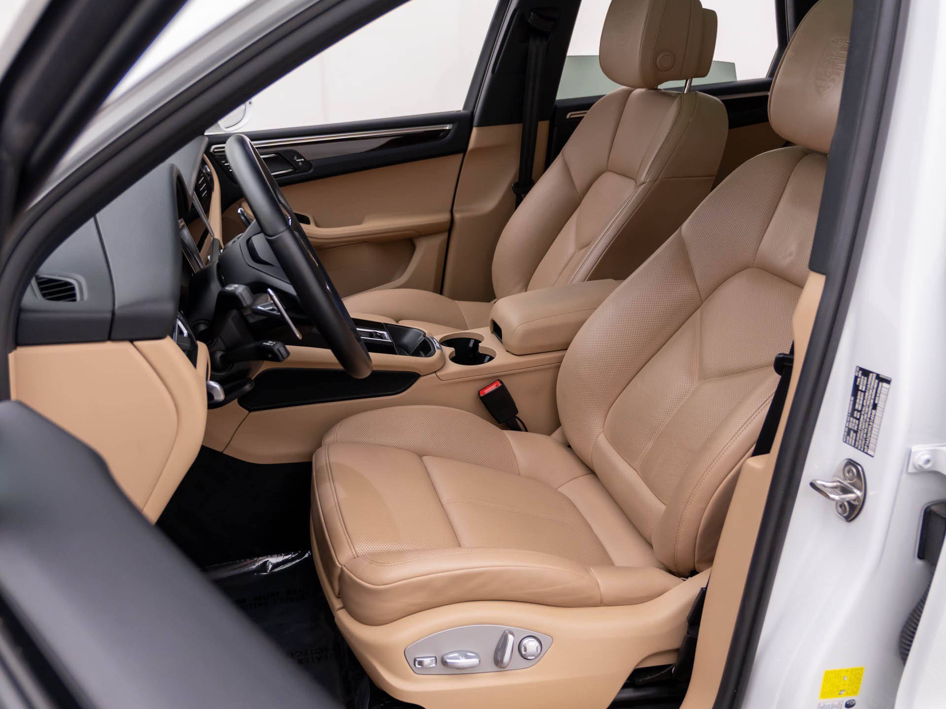 Certified 2023 Porsche Macan AWD/4WD image 5
