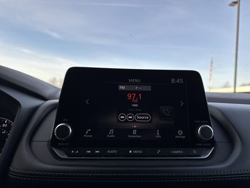 Used 2023 Nissan Rogue S image 23