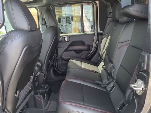 Used 2024 Jeep Gladiator Rubicon AWD/4WD image 13