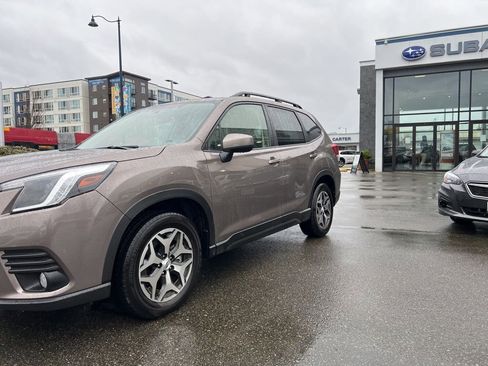 Used 2023 Subaru Forester Premium image 3