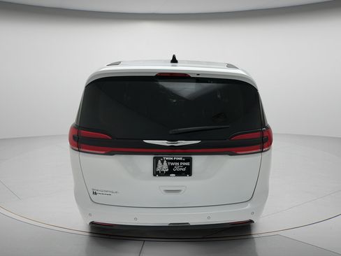 Used 2024 Chrysler Pacifica Touring-L FWD image 5
