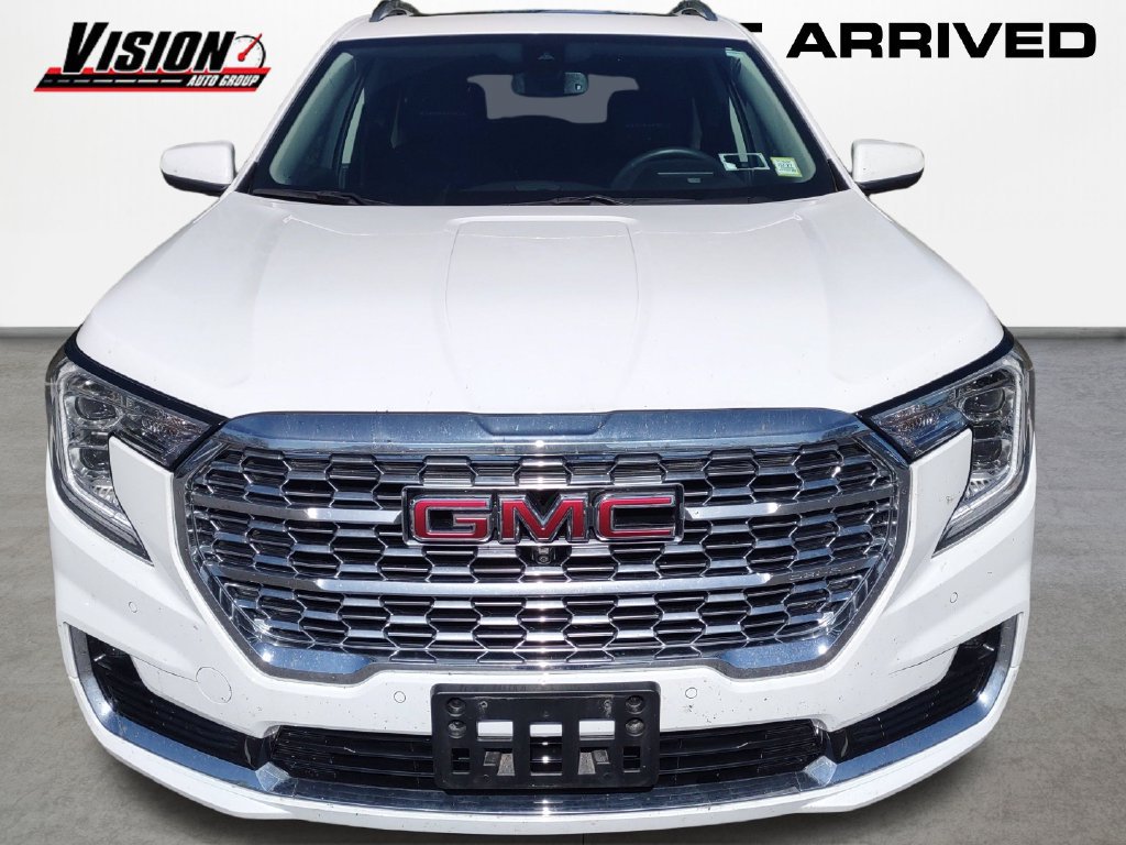 Used 2024 GMC Terrain Denali w/ Denali Premium Package AWD/4WD image 8