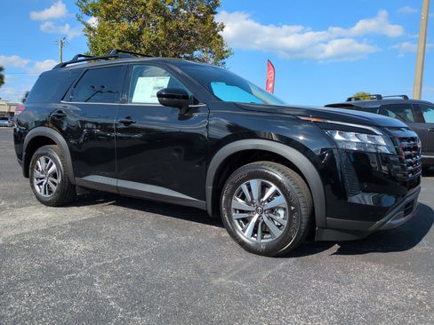 New 2026 Nissan Pathfinder SL FWD image 2