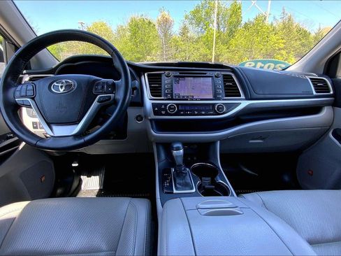 Used 2019 Toyota Highlander Limited Platinum AWD/4WD image 16