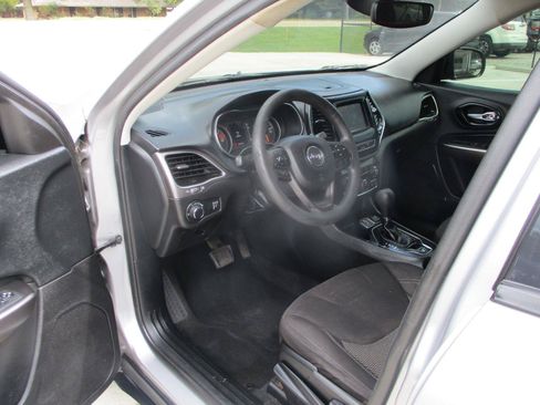 Used 2021 Jeep Cherokee Latitude FWD image 12