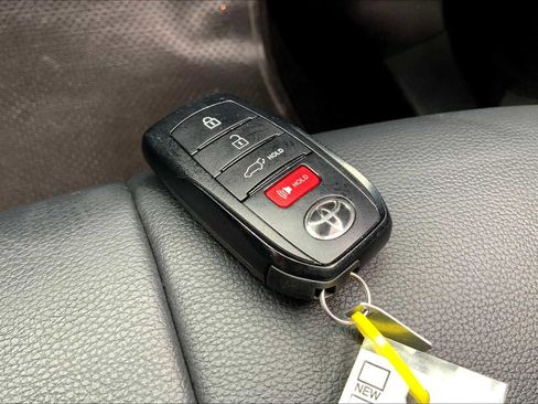 Used 2024 Toyota Highlander XLE FWD image 15