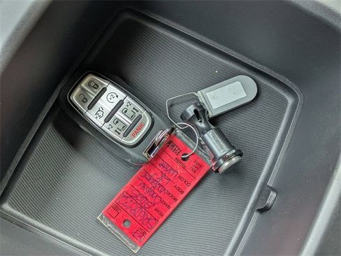 New 2025 Chrysler Voyager LX image 32