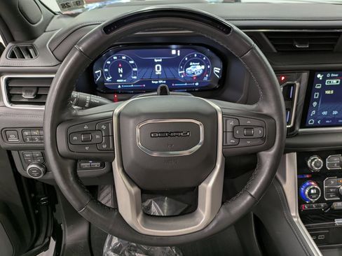 Used 2023 GMC Yukon Denali w/ Denali Reserve Package image 17