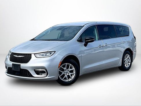 Used 2024 Chrysler Pacifica Touring-L FWD image 2