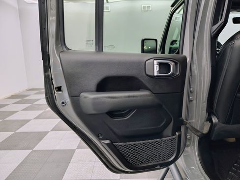 Used 2020 Jeep Wrangler Unlimited Sahara AWD/4WD image 22